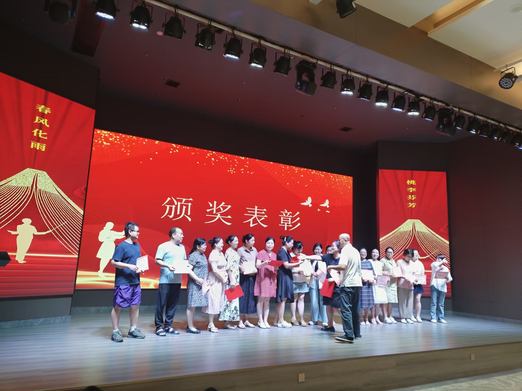 9月10日，曙光學(xué)校教師節(jié)文藝晚會(huì)在湖南精正溢香園酒店舉辦